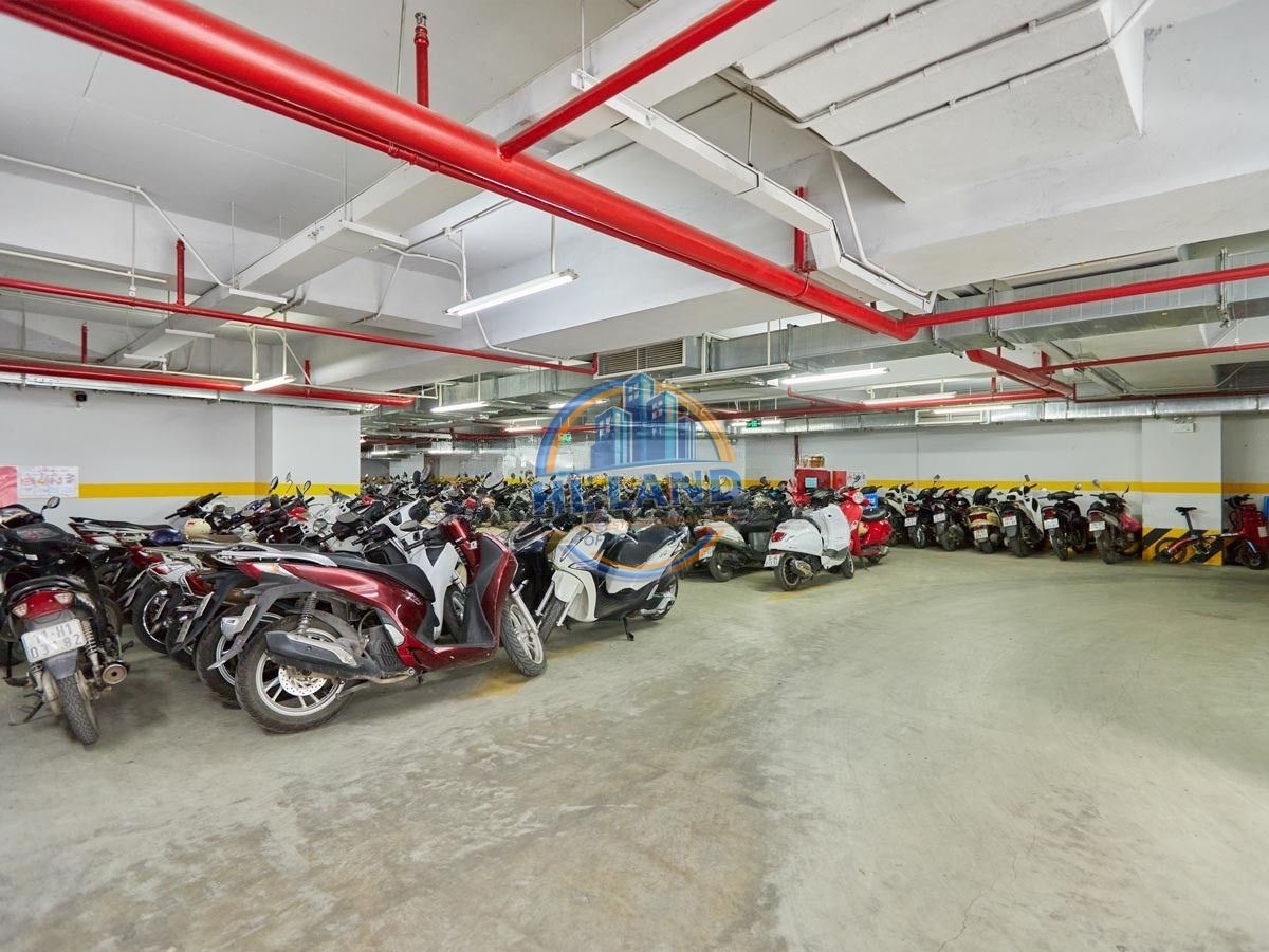 Khu đỗ xe với sức chứa lớn của tòa HT Building