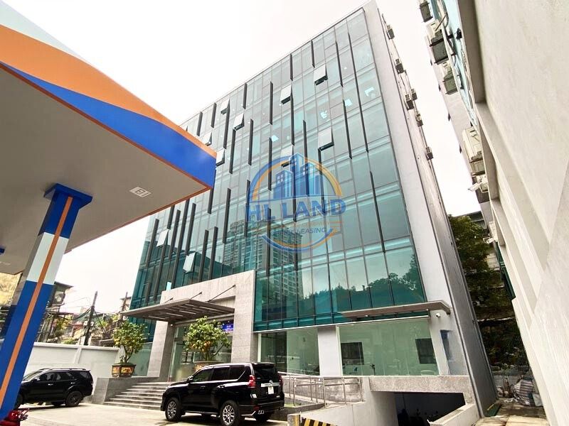 Tòa nhà 84 Ngọc Khánh có quy mô lớn với thiết kế hiện đại, kiến trúc sang trọng