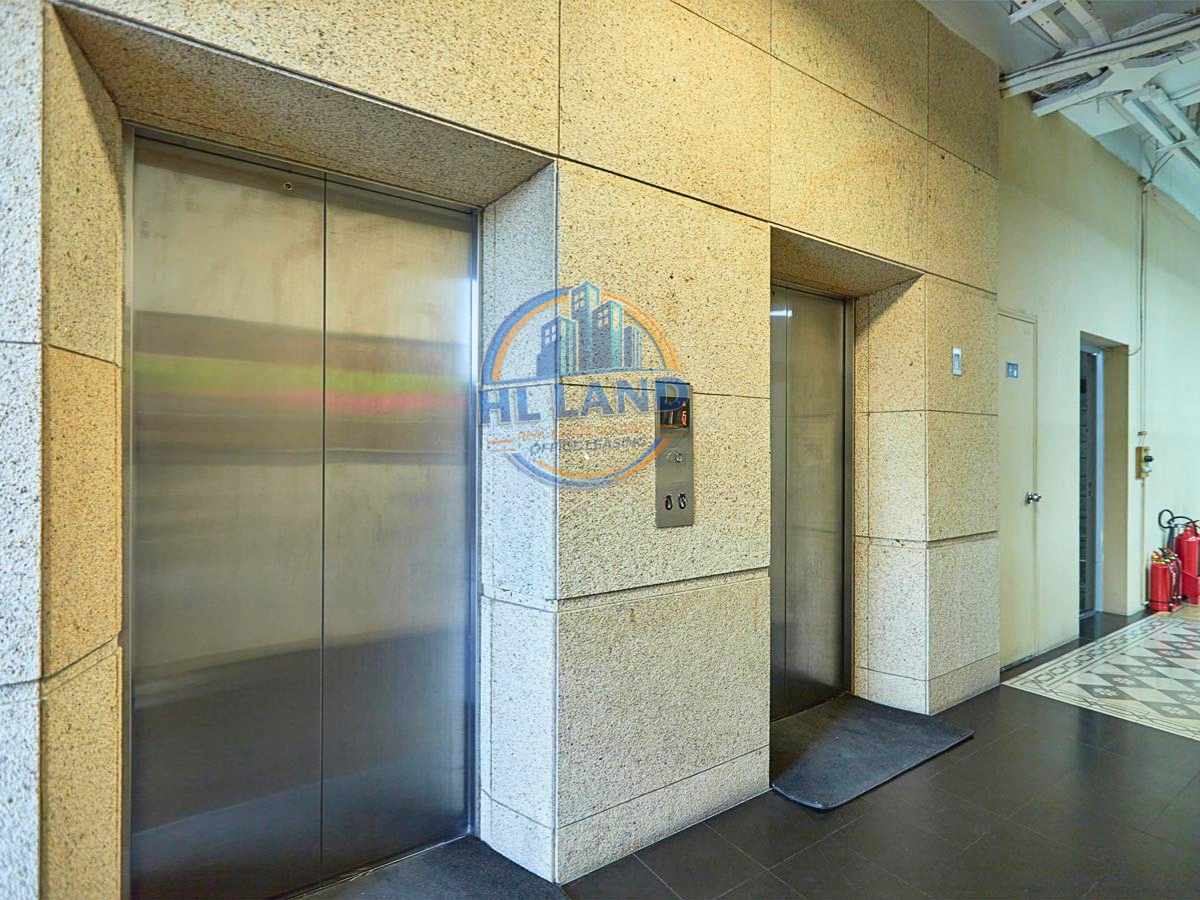 Hệ thống thang máy hiện đại của tòa Cora Building