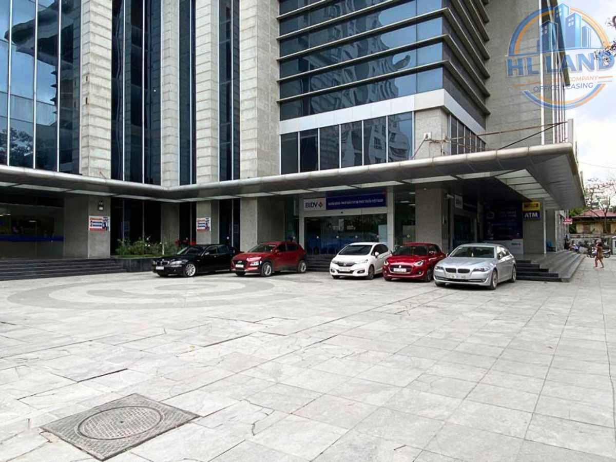 Không gian để xe ô tô rộng rãi xung quanh tòa nhà VTC Lạc Trung