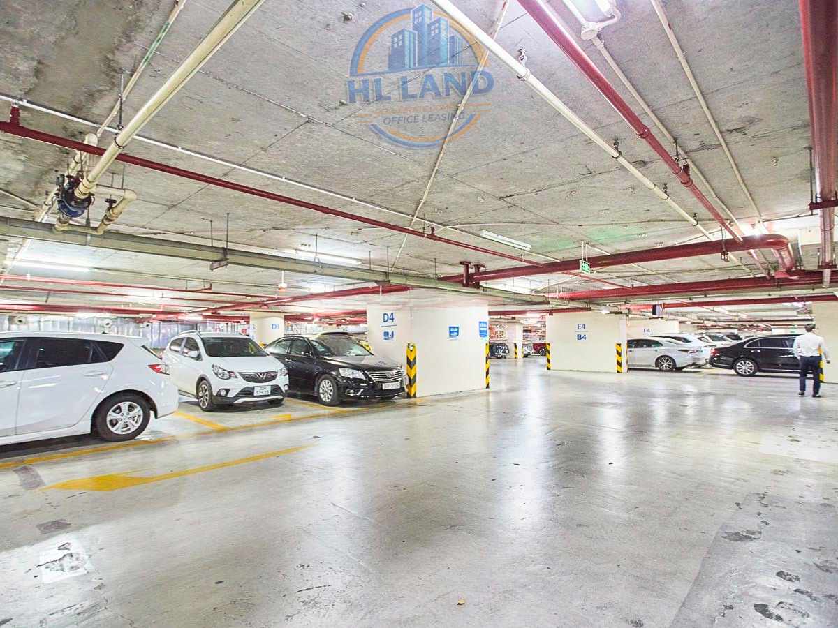 Hầm gửi xe rộng rãi của tòa nhà ROX Tower