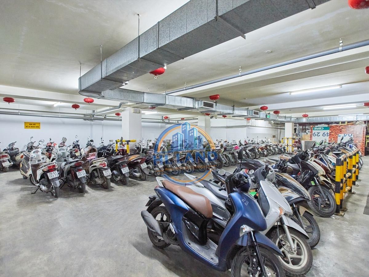 Hầm để xe rộng rãi của Tòa nhà Imperial