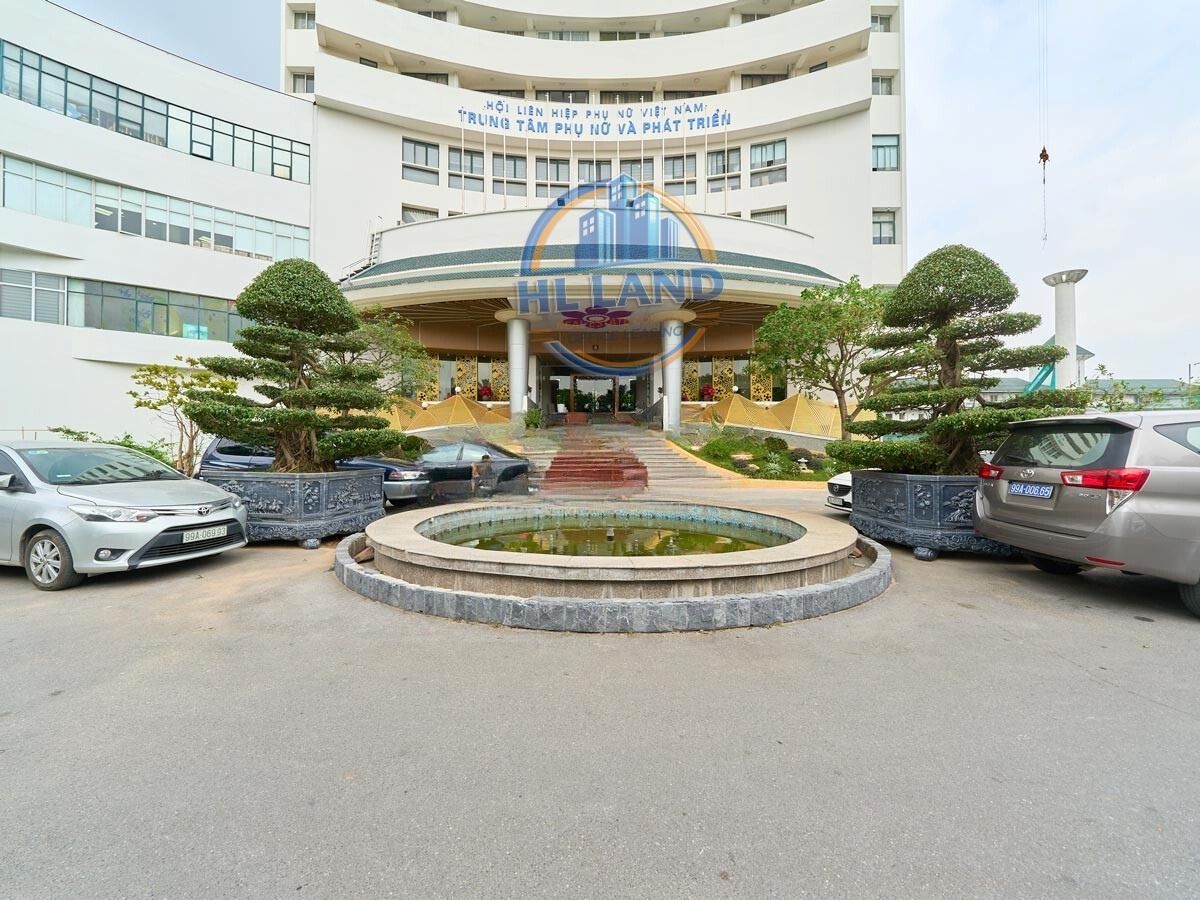 Tòa TT Phụ Nữ & Phát Triển có quy mô lớn với thiết kế hiện đại, mang đến không gian văn phòng sang trọng, tiện nghi