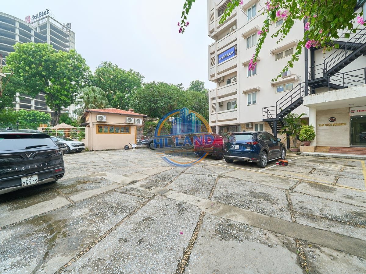 Không gian thoáng đãng xung quanh tòa Vạn Phúc Building