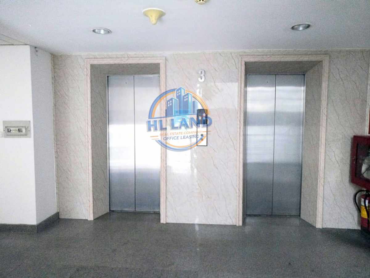 Hệ thống thang máy tốc độ cao của tòa Kinh Bắc Thăng Long, mang lại sự tiện nghi cho doanh nghiệp